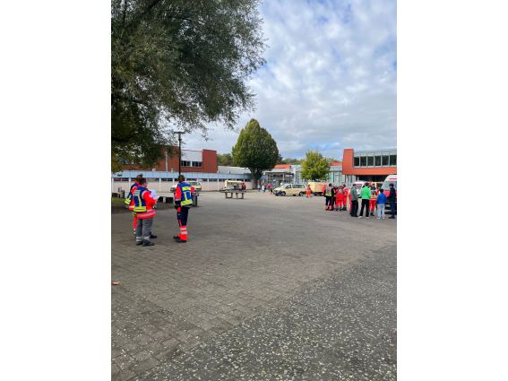 Über 50 Einsatzkräfte üben den Großschadenfalls an der Heinz-Nixdorf Gesamtschule. © Kreis Paderborn